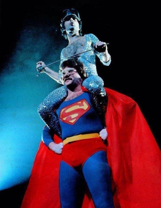 Фредди Меркьюри во время концерта в Японии, 1979 год. Фредди Меркьюри во время концерта в Японии, 1979 год.