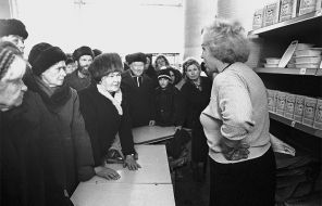 На фото: в промтоварном магазине во время перестройки, 1991 год
