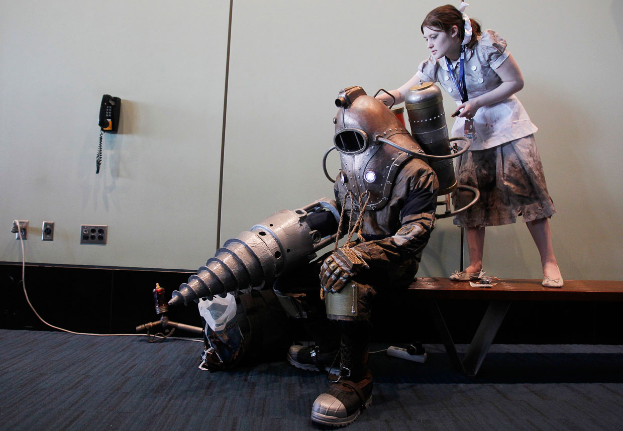 Персонажи, одетые в костюмы героев культовой компьютерной игры «Биошок»