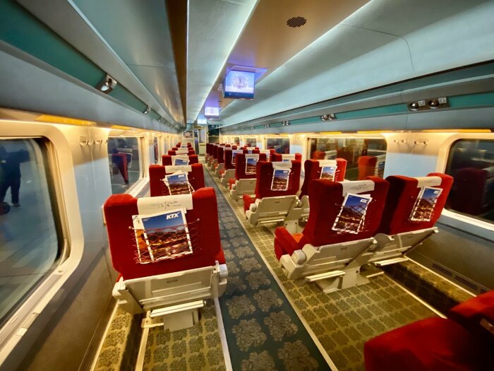 Места первого класса в KTX. /Фото: media-cdn.tripadvisor.com Места первого класса в KTX. /Фото: media-cdn.tripadvisor.com