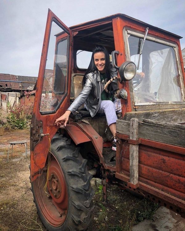 Назвалась трактористкой? Так полезай в кабину!