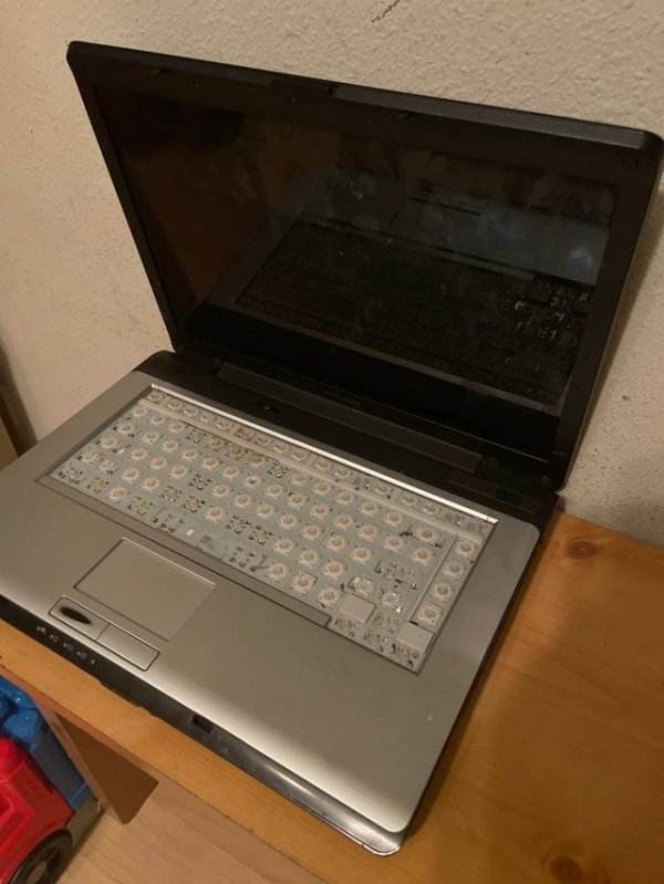 Подборка фотографий от людей, у которых сложились непростые отношения с техникой Подборка фотографий от людей, у которых сложились непростые отношения с техникой