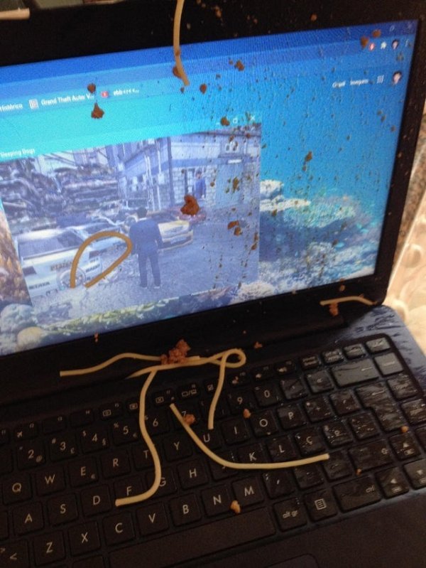 Подборка фотографий от людей, у которых сложились непростые отношения с техникой Подборка фотографий от людей, у которых сложились непростые отношения с техникой