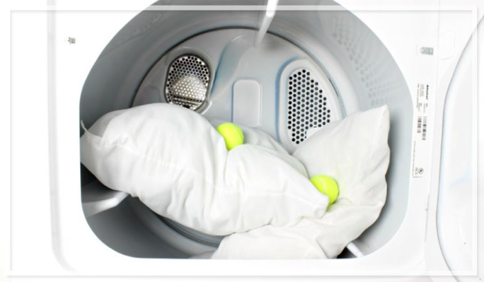 Теннисные мячики не дают одеялам, подушкам и пуховикам сбиваться во время стирки в машинке / Фото: podushka.com.ua