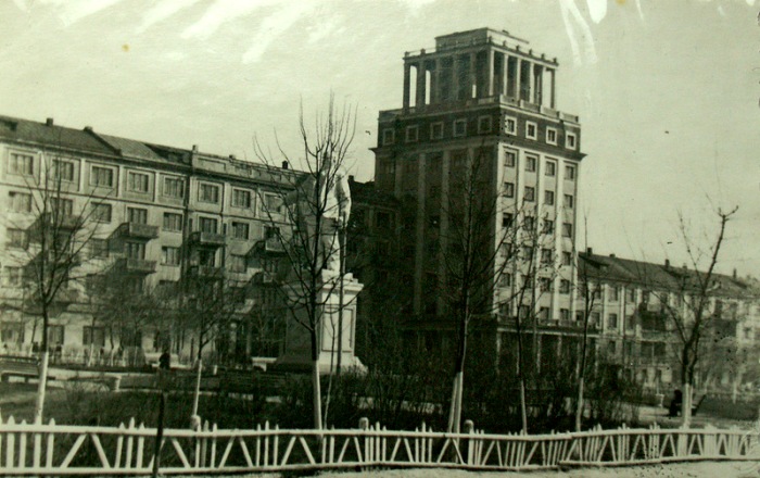 Архитектура сталинского ампира активно появлялась в новом городе. /Фото: livejournal.com