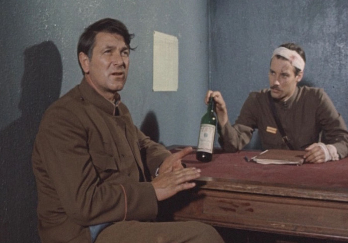 Не все обратили внимание на сцену с допросом. /Фото: aeternamemoria.ru. Не все обратили внимание на сцену с допросом. /Фото: aeternamemoria.ru.