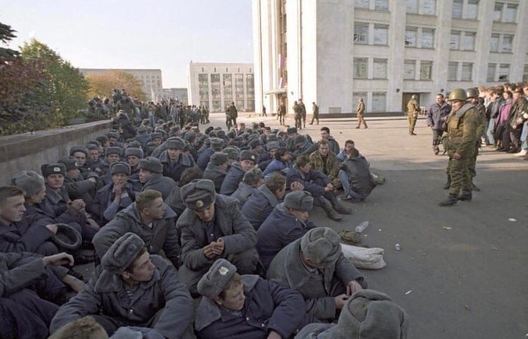 6. Арестованные милиционеры из охраны Верховного Совета, Москва, 4 октября 1993 года 6. Арестованные милиционеры из охраны Верховного Совета, Москва, 4 октября 1993 года