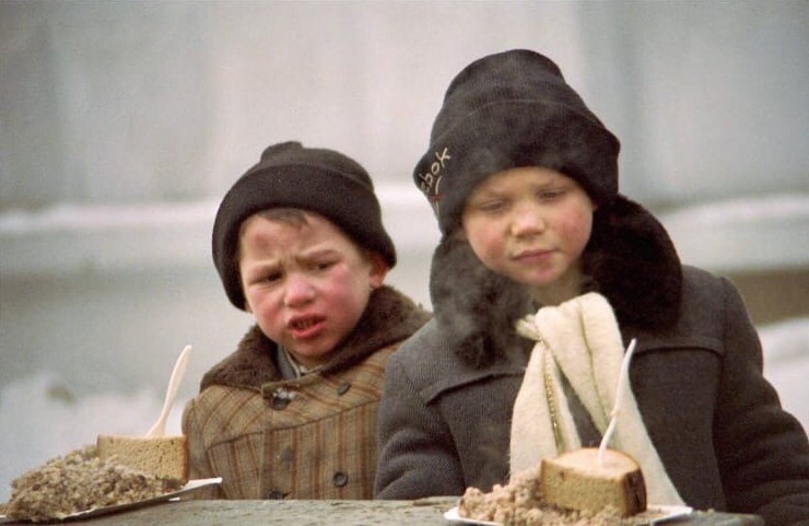 17. Бездомные дети получают благотворительный обед, Москва, 1995 год 17. Бездомные дети получают благотворительный обед, Москва, 1995 год