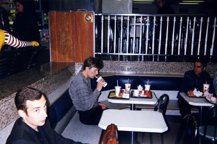 9. Юрий "Хой" Клинских в Макдональдсе, Москва, 1998 год 9. Юрий "Хой" Клинских в Макдональдсе, Москва, 1998 год