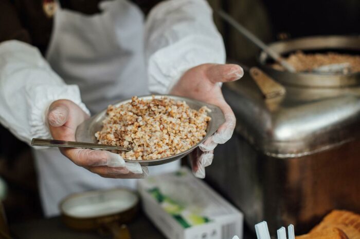 Серьезнейшую роль в популяризации гречки сыграли советская армия и общественные столовые. ¦Фото: polevayakuhnya24.ru.