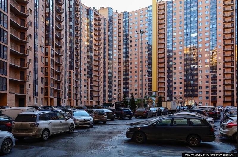 35 подъездов, 3708 квартир и огромная парковка вместо двора 35 подъездов, 3708 квартир и огромная парковка вместо двора