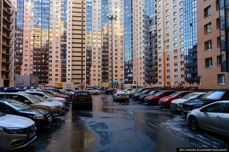 35 подъездов, 3708 квартир и огромная парковка вместо двора 35 подъездов, 3708 квартир и огромная парковка вместо двора