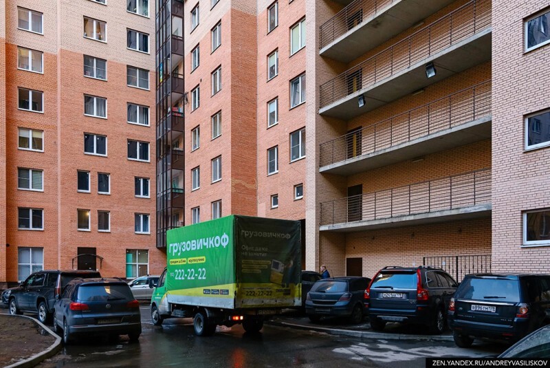 35 подъездов, 3708 квартир и огромная парковка вместо двора 35 подъездов, 3708 квартир и огромная парковка вместо двора