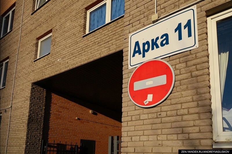35 подъездов, 3708 квартир и огромная парковка вместо двора 35 подъездов, 3708 квартир и огромная парковка вместо двора
