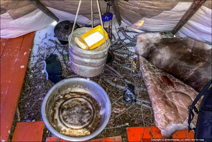 Помыться в чуме можно в тазу, поливая водичкой себя из ковша за импровизированной ширмой / Фото: therussiantimes.com