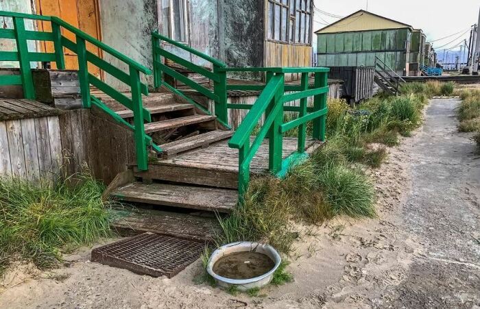 Тазы с водой возле подъездов домов нужны для смыва песка с обуви / Фото: interesnoznat.com