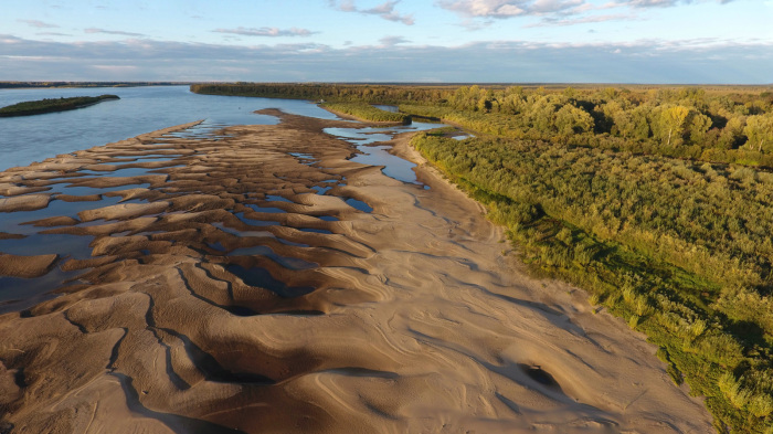Берега реки Обь, на которых возведены поселки, песчаные / Фото: ugmk.com