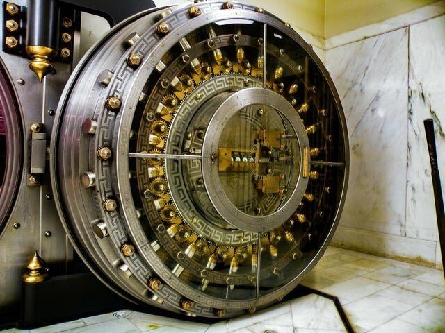 Дверь банковского хранилища, которой более 110 лет