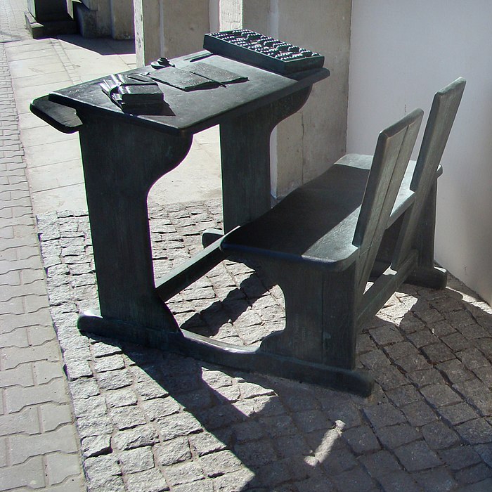 Памятник школьной парте, Варшава. /Фото: wikipedia.org
