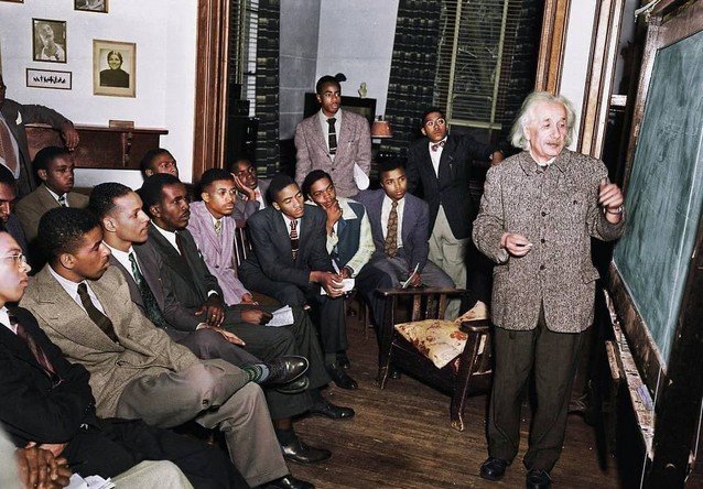 Альберт Эйнштейн преподает в Линкольнском университете.  1946 г.