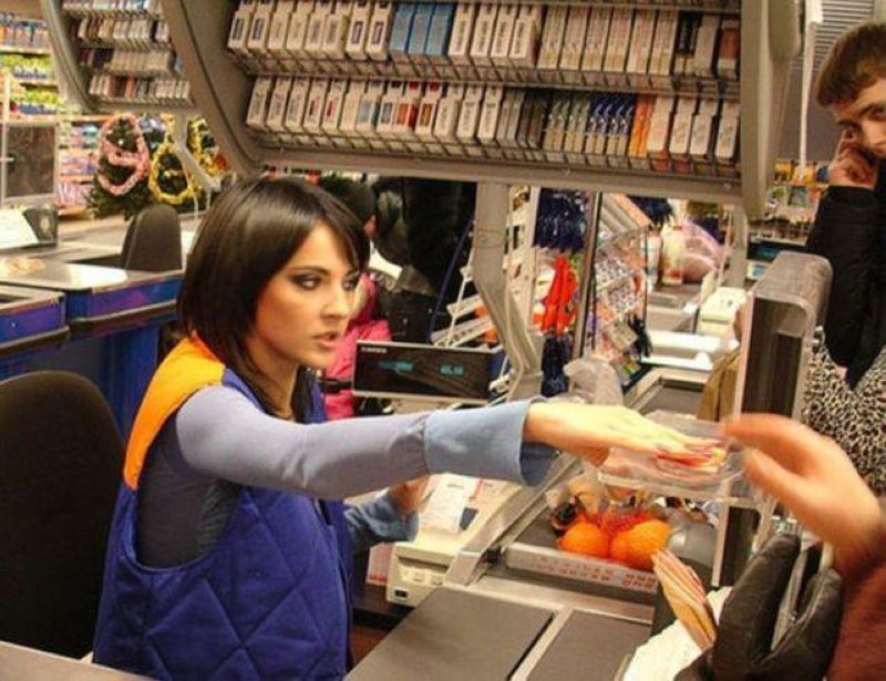 Симпатичные продавщицы