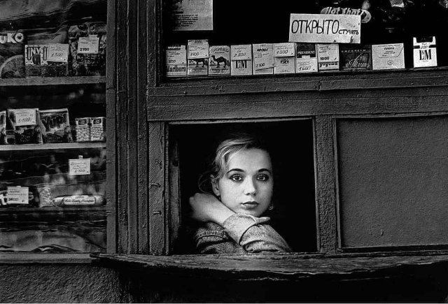 Продавщица киоска, Россия, 1994 год.