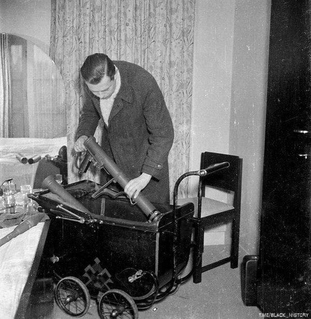 Боец сопротивления прячет минометы в детскую коляску. Амстердам, 1945 год.