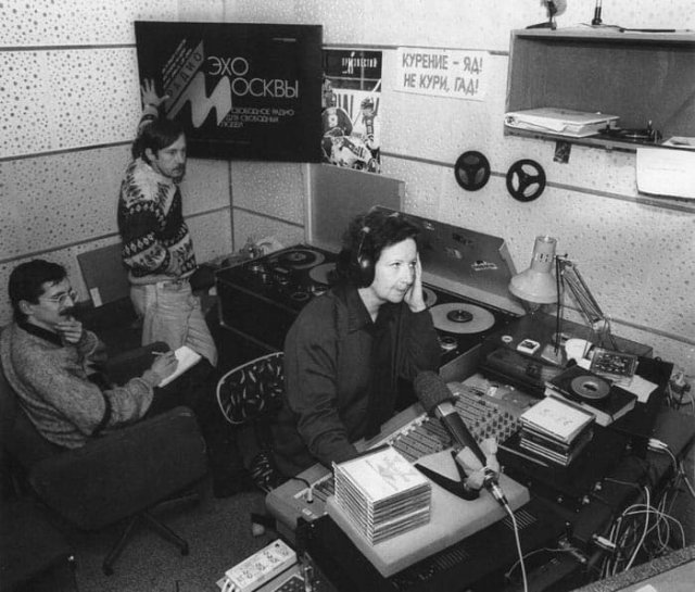 Студия радиостанции "Эхо Москвы" в доме на Никольской улице. Начало 90-х