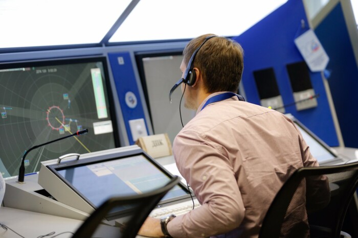 Диспетчер выдает не разрешение совершить посадку / Фото: gkovd.ru Диспетчер выдает не разрешение совершить посадку / Фото: gkovd.ru