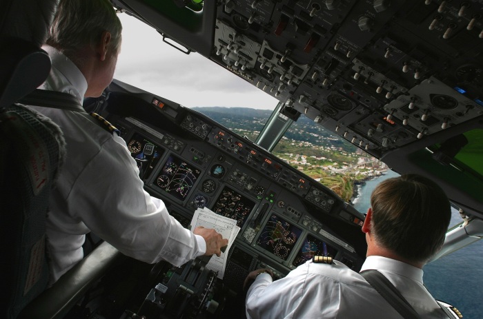 Диспетчер разрешает посадку судна исключительно, если ВПП свободна, до высоты, когда принимается решение / Фото: budvtemi.com Диспетчер разрешает посадку судна исключительно, если ВПП свободна, до высоты, когда принимается решение / Фото: budvtemi.com