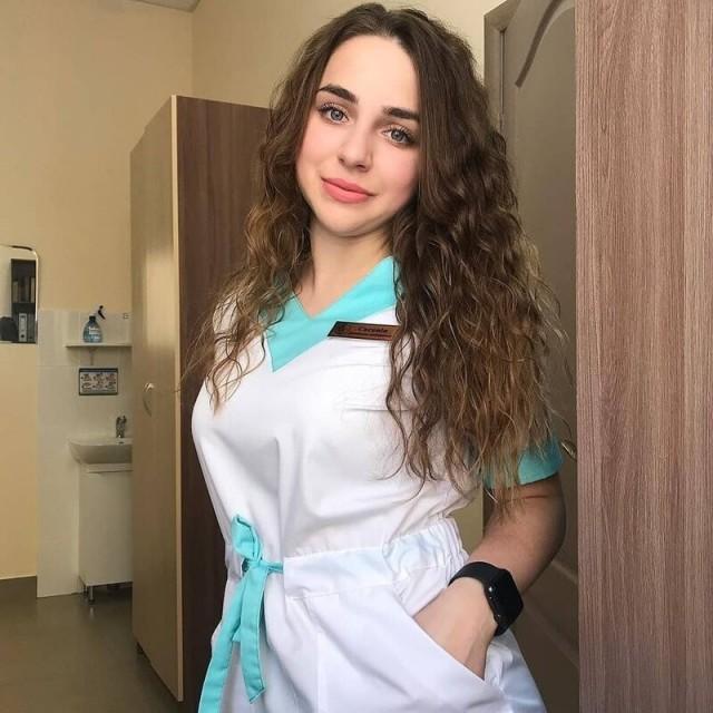 Девушки в белых халатах