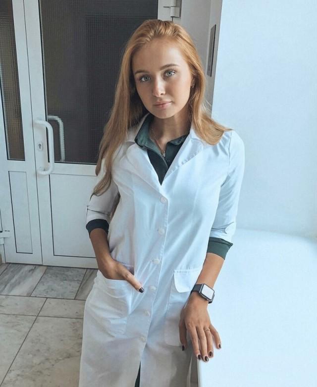 Девушки в белых халатах
