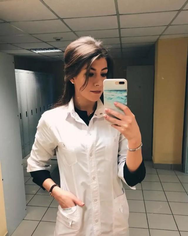 Девушки в белых халатах