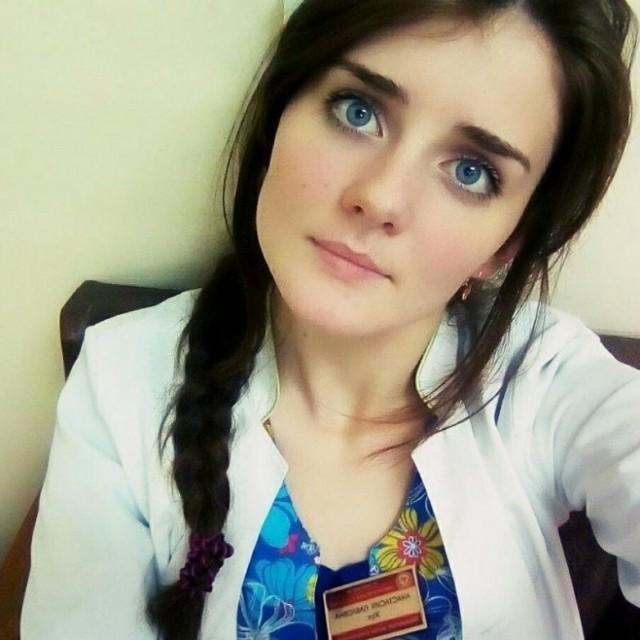 Девушки в белых халатах