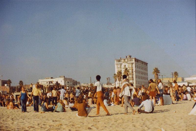 Дух свободы и юности: пляжные вечеринки в Венис, Калифорния, на фото 1970-х