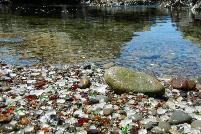 Пляж, который стал популярным, потому что с него запрещают убирать стёкла
