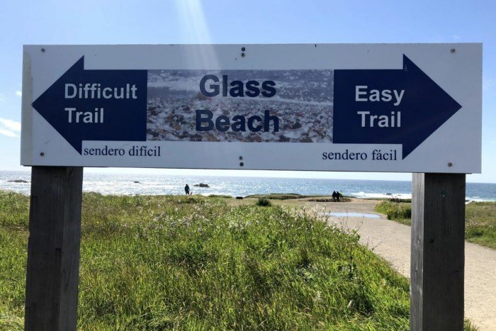 Пляж, который стал популярным, потому что с него запрещают убирать стёкла