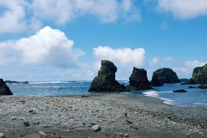 Пляж, который стал популярным, потому что с него запрещают убирать стёкла