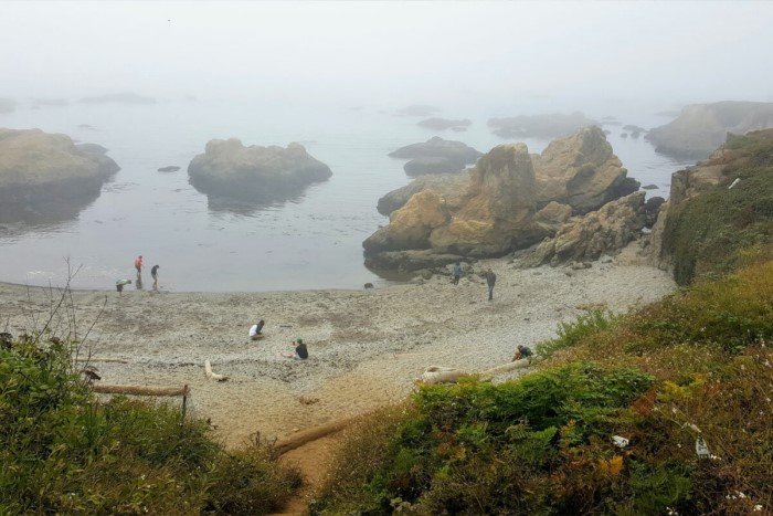 Пляж, который стал популярным, потому что с него запрещают убирать стёкла