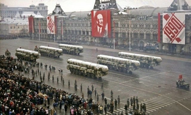 Последний пapaд советскoй apмии. 7 нoябpя 1990 года.