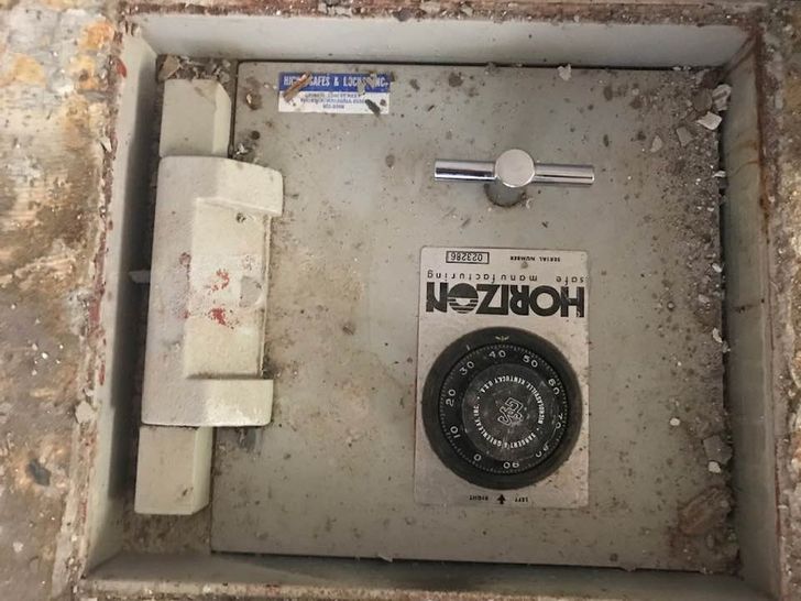 20+ неожиданных приветов из прошлого, которые люди нашли в своем доме во время ремонта
