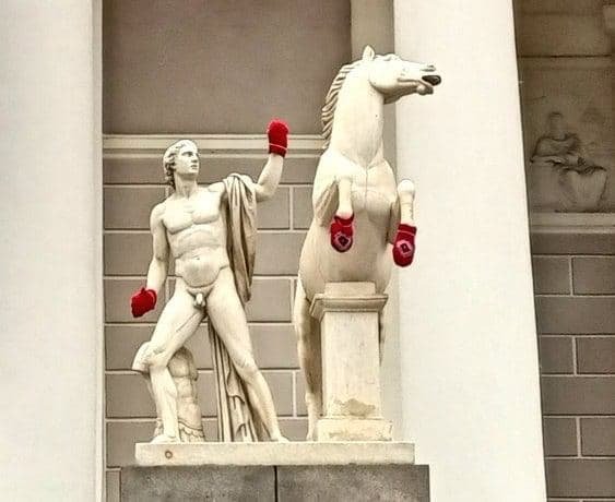 &amp;quot;Нарушение по-питерски&amp;quot;: мужчины в центре города надели памятникам красные варежки
