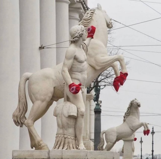 &amp;quot;Нарушение по-питерски&amp;quot;: мужчины в центре города надели памятникам красные варежки