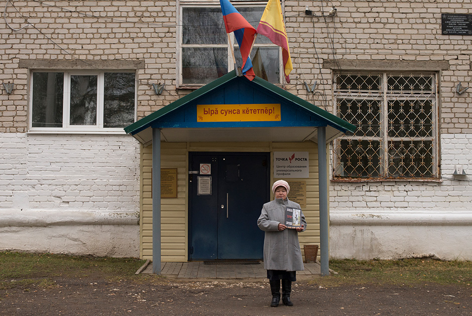 Полина Никаноровна Иванова со своей книгой «Эльбарусово. День трагедии»