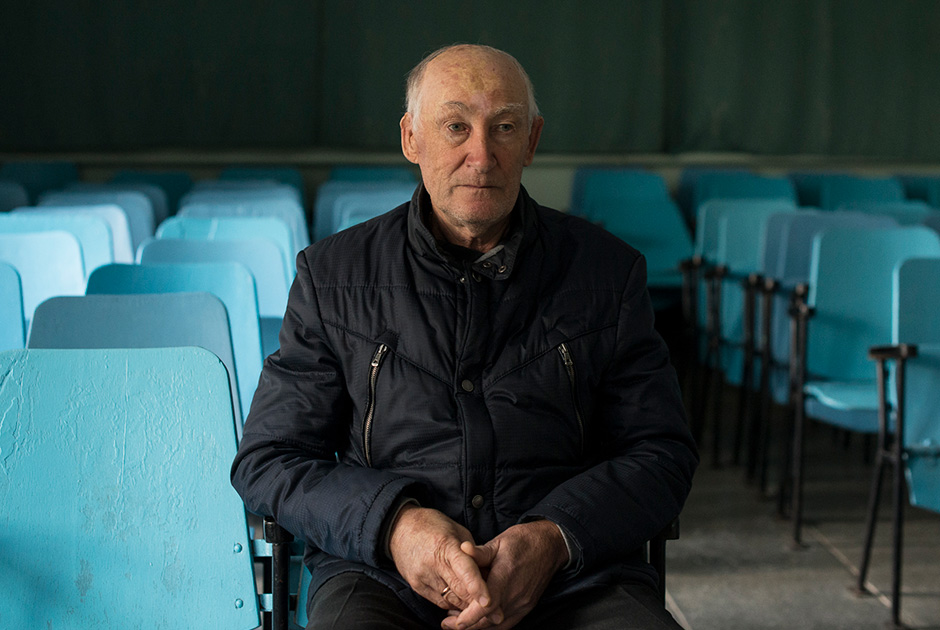 Юрий Макаров в актовом зале современной Эльбарусовской школы