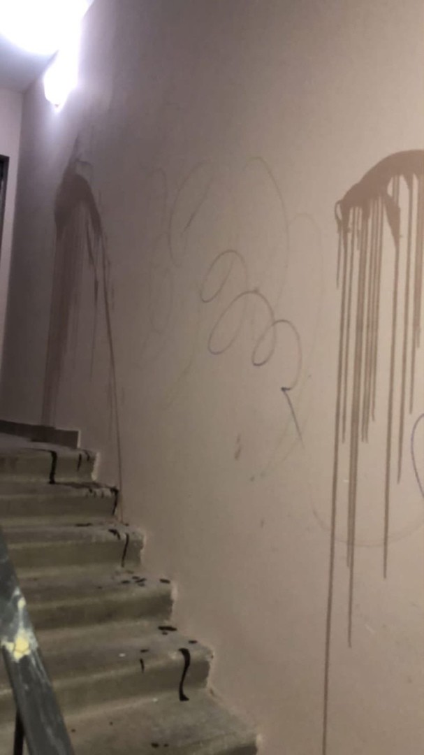 Обманутые строители разгромили подъезд дома в Петербурге