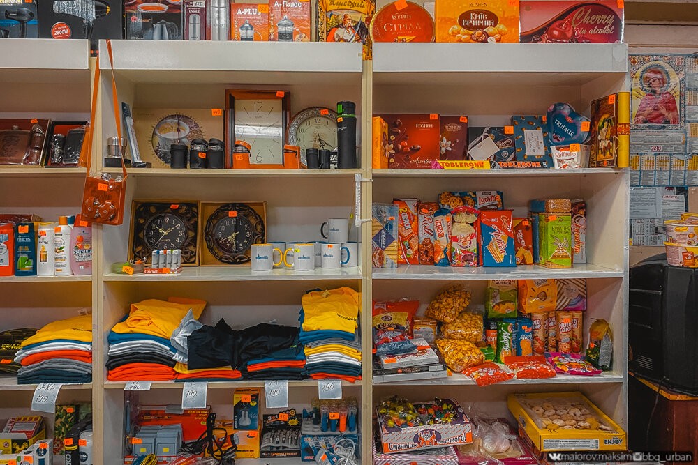 Чернобыльский магазин посреди зоны отчуждения Чернобыльский магазин посреди зоны отчуждения