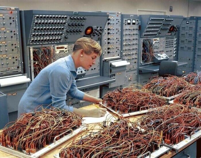 22. Инженер Карен Лидлей работает над аналоговыми компьютерами в космическом отделе General Dynamics, 1964 год 22. Инженер Карен Лидлей работает над аналоговыми компьютерами в космическом отделе General Dynamics, 1964 год