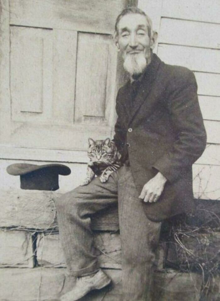 26. Мужчина со своей кошкой, начало 1900-х годов 26. Мужчина со своей кошкой, начало 1900-х годов