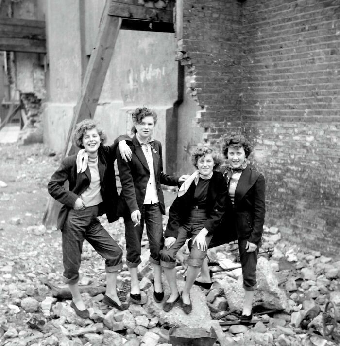32. Представительницы женской субкультуры "тедди-герлз", Лондон, 1955 год 32. Представительницы женской субкультуры "тедди-герлз", Лондон, 1955 год